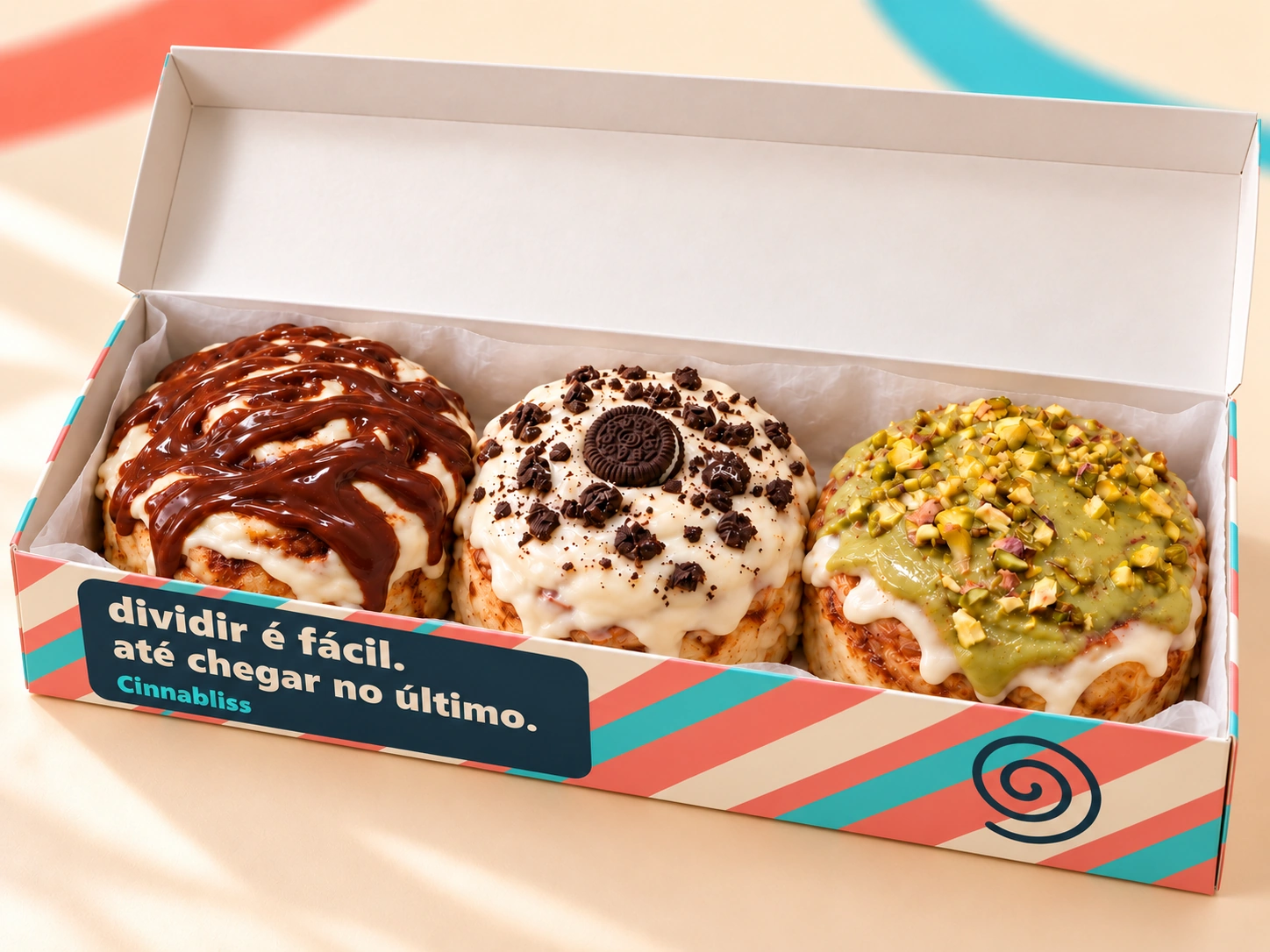 Box oficial C2 aberto, com laterais retas e três bliss: Nutella, Galak com Oreo e pistache